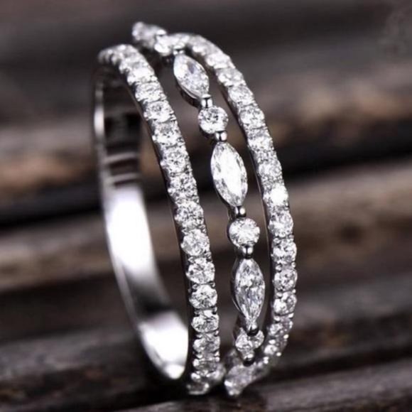 Jewelry - NEW 4.1 CT STERLING SILVER DIAMOND HALO RING, CUTE RING, SHINY RING.
